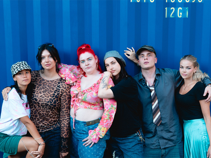 Medlemmer af Misfitz poserer foran container i Union